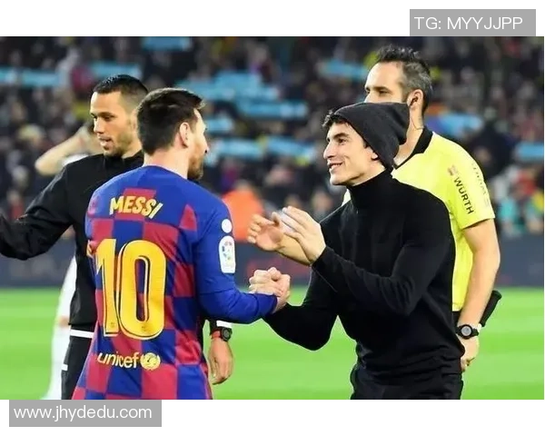 马奎斯与足球明星同框合影展现运动与艺术的完美结合